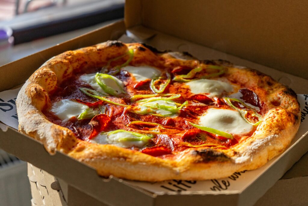 Carte des pizzas artisanales de Jard Pizza. Chez Jard Pizza, nous avons imaginé une carte généreuse et gourmande, pensée pour tous les amateurs de saveurs artisanales.